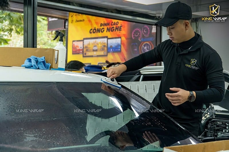 Kinh nghiệm chọn và dán phim cách nhiệt xe ô tô bền đẹp, tiết kiệm nhất